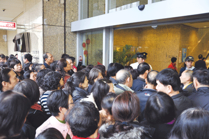 中銀假手團體兌鈔再惹炮轟