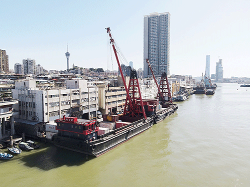 吊運貨物傾側 壓死貨車司機